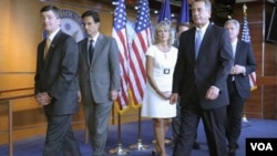 Ketua DPR AS John Boehner (kanan) bersama para pemimpin fraksi Republik di Kongres AS mengupayakan lolosnya RUU soal pagu utang usulan Boehner.