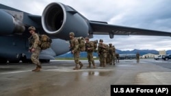 Ushtarakët amerikanë duke hipur në një avion transportues C-17 Globemaster III në bazën Elmendorf-Richardson, Alaska (13 shtator 2024)