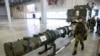 Anggota pasukan militer Rusia berjalan di samping rudal jelajah darat 9M729 yang dipajang beserta peluncurnya dalam sebuah acara di Kubinka, Rusia, pada 23 Januari 2019. (Foto: AP/Pavel Golovkin)
