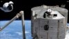 SpaceX Crew Dragon mendekati pelabuhan dok stasiun luar angkasa dengan modul laboratorium Kibo di latar depan. (Foto: NASA TV)
