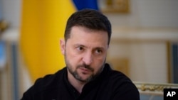 Presiden Ukraina Volodymyr Zelenskyy berbicara dengan sejumlah jurnalis Ukraina di Kyiv, pada 21 Oktober 2024. (Foto: Ukrainian Presidential Press Office via AP)