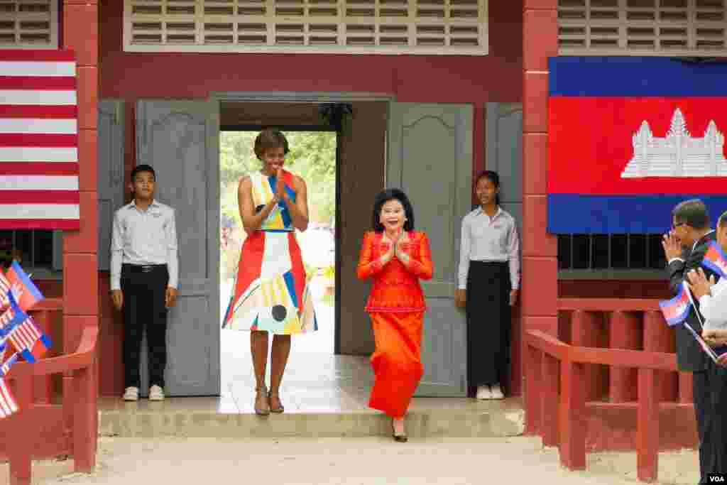 លោកស្រី Michelle Obama និង​លោកស្រី​ប៊ុន រ៉ានី បាន​ទៅ​ដល់​វិទ្យាល័យ​ហ៊ុន សែន ប្រាសាទ​បាគង ដែល​មាន​ចម្ងាយ​ប្រមាណ​ជា​៤០​គីឡូម៉ែត្រ​ពី​ក្រុង​សៀមរាប​នៅ​ថ្ងៃសៅរ៍​ទី២១ ខែមីនា ឆ្នាំ២០១៥ ដើម្បី​ចាប់ផ្តើម ​&laquo;គម្រោង​ផ្តល់​ឱកាស​ឲ្យ​ក្មេង​ស្រី​បាន​សិក្សា&raquo; &#39;Let Girls Learn&#39;។