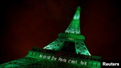 រូបភាព​ឯកសារ៖ Eiffel tower ត្រូវ​បាន​បញ្ចាំង​ភ្លើងពណ៌ខៀវ​ដោយ​មាន​ដាក់​ពាក្យ​ថា «កិច្ច​ព្រមព្រៀង​ប៉ារីស​បាន​ចប់ហើយ» ដើម្បី អបអរ​កិច្ច​ព្រមព្រៀង​អាកាស​ធាតុ​របស់​អ.ស.ប.និង​ទីក្រុង​ប៉ារីសប្រទេស​បារាំង​កាល​ពី​ថ្ងៃទី​០៤ វិច្ឆិកា ២០១៦។