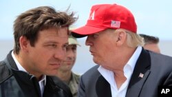 Guverner Floride Ron DeSantis i bivši predsednik SAD Donald Trump