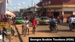 Une scène de vie quotidienne à Daloa, Côte d’Ivoire, septembre 2017. (VOA/ Georges Ibrahim Tounkara)