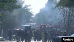 Asap terlihat membumbung dari lokasi serangan bom mobil di bagian barat Kabul, Afghanistan, 24 Juli 2017