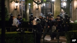 Hapšenje pro-palestinskih demonstranata na Univerzitetu Kolumbija 30. aprila 2024. (Marco Postigo Storel via AP)
