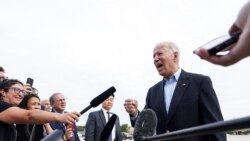 President Joe Biden duke biseduar me gazetarët përpara nisjes