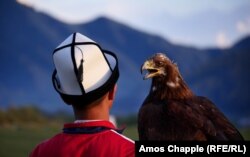 A young eagle hunter competes at the World Nomad Game (RFE/RL)