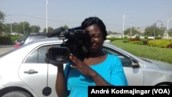 Kalna Amboussidi, cadreuse à la télévision nationale, N'Djamena, le 6 mars 2019. (VOA/André Kodmajingar)