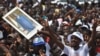 es partisans de la coalition de l'opposition Ensemble pour la démocratie et la souveraineté (EDS) brandissent une affiche de Gbagbo à Yopougon, un quartier ouvrier d'Abidjan, le 28 juillet. 2018. 