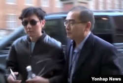 한국으로 망명한 태영호 전 영국주재 북한 공사(오른쪽)가 지난 2015년 김정은 국방위원장의 친형 김정철이 영국 가수 에릭 클랩튼의 런던 공연장을 찾았을 때 에스코트하던 모습. 일본 TBS 방송화면 캡처.