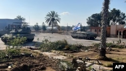 Slika koju je objavila izraelska vojska prikazuje tenkove borbenog tima 401. brigade kako ulaze na palestinsku stranu graničnog prijelaza Rafah između Gaze i Egipta u južnom pojasu Gaze 7. maja 2024. godine.