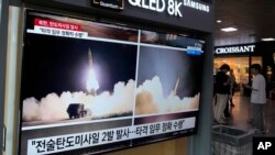 Sebuah layar televisi yang terpasang di Stasiun Kereta Seoul menampilkan berita peluncuran rudal Korea Utara, di Seoul, Korea Selatan, Kamis, 31 Agustus 2023. (Foto: Ahn Young-joon/AP Photo)