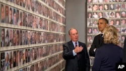 Presiden AS Barack Obama dan mantan Menlu Hillary Rodham Clinton (kanan) mendapat penjelasan dari Michael Bloomberg saat melakukan tour di Museum Peringatan 11 September di New York (15/5). 