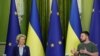 Presiden Komisi Eropa Ursula von der Leyen dan Presiden Ukraina Volodymyr Zelenskiy dalam pertemuan di Kyiv, di tengah invasi Rusia ke Ukraina, 11 Juni 2022. (REUTERS/Valentyn Ogirenko)
