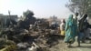 Des déplacés marchent dans le camp bombardé par erreur par l'armée nigérian, à Rann, Nigeria, le 17 janvier 2017.