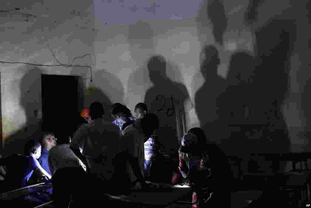 Election volunteers count ballots in Mali's parliamentary elections in Gao, Nov. 24, 2013.