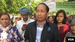 រូបឯកសារ៖ លោក​ អាត់​ ធន់​ ប្រធាន​សហភាព​ការងារ​កម្ពុជា​ ថ្លែង​ជាមួយ​អ្នក​កាសែត​អំពី​បរិយាកាស​ការងារ​នៅ​ក្នុង​ប្រទេស​​នៅ​ក្នុង​​ពិធី​​ជួបជុំ​ប្រារព្ធ​ទិវា​ពលកម្ម​អន្តរជាតិ​ថ្ងៃ​ទី​១​ ខែ​ឧសភា ឆ្នាំ​២០១៨​ នៅក្នុង​ទីក្រុង​ភ្នំពេញ​។ (ហ៊ុល​ រស្មី​/VOA) 