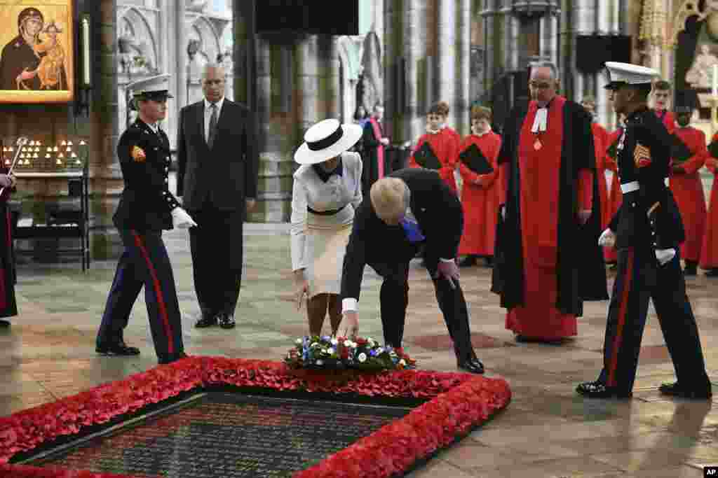 U.S President Donald Trump, accompanied by his wife Melania and Britain&#39;s Prince Andrew, second left, places a wreath on the Grave of the Unknown Warrior during a tour of Westminster Abbey in central London, June 3, 2019.