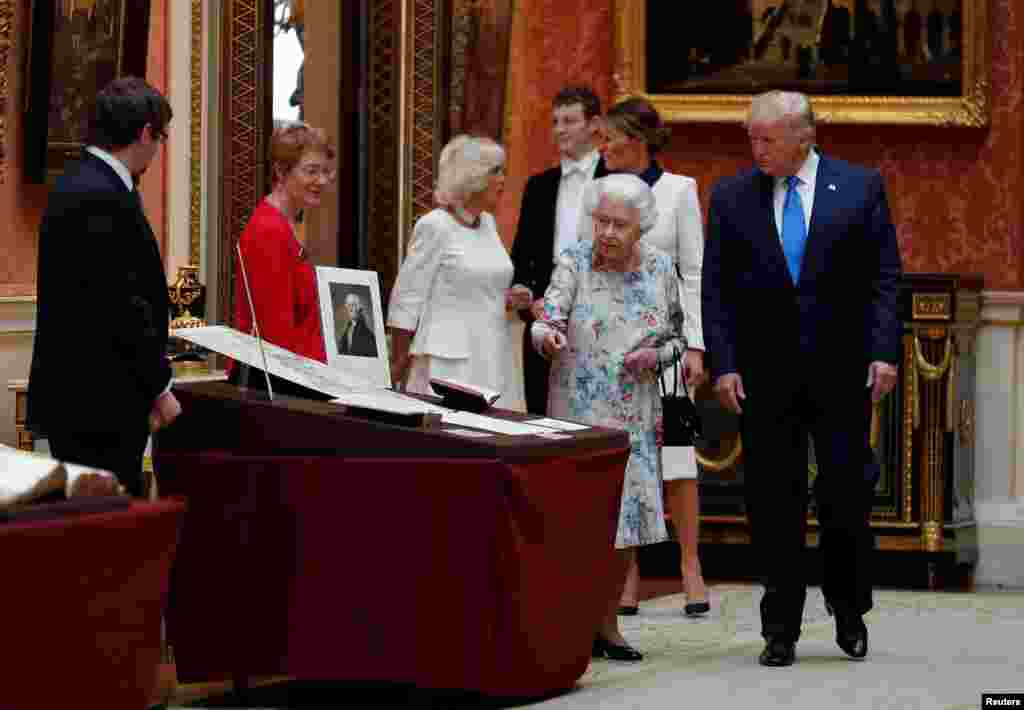 U.S. President Donald Trump and Britain&#39;s Queen Elizabeth review items from the Royal Collection at Buckingham Palace, June 3, 2019.