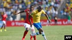 Anela Ngcongca, à droite, lors d'un match entre Mamelodi Sundowns et Al-Ahly, Afrique du Sud, le le 7 mars 2020.