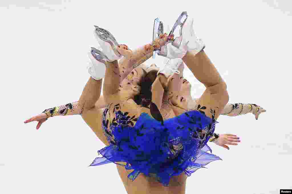 Kiri Baga beraksi dalam Kejuaraan Seluncur Indah (Figure Skating) AS di Boston, Massachusetts yang dipotret dengan teknik "multiple-exposure".