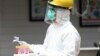 Seorang petugas kesehatan membawa sampel darah saat tes cepat virus corona di sebuah rumah sakit di Jakarta, 28 April 2020. (Foto: AP))