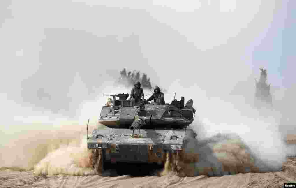 Para tentara Israel mengendarai tank di luar Jalur Gaza bagian selatan (7/7).