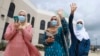 Warga Muslim AS melngadakan acara halal bil halal Idul Fitri secara drive-thru di masjid kota Plano, Texas, Minggu (24/5). 