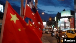 Bendera China dan Taiwan berkibar berdampingan dalam demo damai menuntut reunifkasi damai sebelum upacara pelantikan Presiden Taiwan Tsai Ing-wen, di Taipei, Taiwan, 14 Mei 2016. 