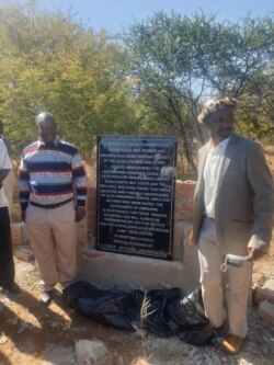 Induna zethulele uzulu ilitshe lesikhumbuzo sabalulawa yiGukurahundi ngoLwesine eBhalagwe, esabelweni seMatabeleland South. (Photo Credit: Discent Collins Bajila)