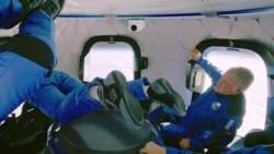 Aktor William Shatner, yang merupakan pemeran Kapten Kirk dalam film Star Trek, merasakan fenomena gravitasi nol dalam penerbangan luar angkasa pertamanya bersama pesawat Blue Origin pada 13 Oktober 2021. (Foto: Blue Origin via Reuters)