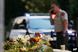 Karangan bunga yang diletakkan para pelayat dekat lokasi penembakan massal di Thousand Oaks, California yang terjadi pada Rabu pekan lalu, Thousand Oaks (9/11).