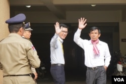 អតីត​អ្នក​សារព័ត៌មានវិទ្យុ​អាស៊ី​សេរី​ប្រចាំ​រាជធានី​ភ្នំពេញ លោក​អ៊ួន ឈិន​ (ស្តាំ) និង​លោក យាង​ សុធារិន្ទ​ (ឆ្វេង)​ បាន​មកដល់​សាលា​ដំបូង​រាជធានី​ភ្នំពេញ​ កាល​ពី​ថ្ងៃ​ព្រហស្ប​តិ៍ ទី​០៣ ខែ​តុលា ឆ្នាំ​២០១៩​ ដើម្បីស្តាប់​ការប្រកាស​សាលក្រម។