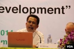 រូបឯកសារ៖ លោក​បណ្ឌិត​ កែម​ ឡី​ អ្នក​វិភាគ​សង្គមឯករាជ្យ​ និង​ជា​វា​គ្មិន​ក្នុង​វេទិកា​សាធារណៈនេះ ​កំពុង​ពិភាក្សា​លើ​ប្រ​ធាន​បទអំពី​ បញ្ហា​ប្រឈម​នានា​ក្នុង​ការ​អភិវឌ្ឍ​នៅ​ក្នុង​ប្រទេស​កម្ពុជា និង​ប្រទេស​ក្នុង​អនុ​តំបន់ទន្លេ​មេគង្គ។ (នូវ ពOលក្ខិណា/VOA)​