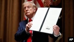លោក​ប្រធានាធិបតី Donald Trump បង្ហាញ​បទបញ្ជា​នីតិប្រតិបត្តិ​មួយ​ដែល​លោក​ទើប​បាន​ចុះ​ហត្ថលេខា​កាល​ពី​ថ្ងៃ​ទី​៣ ខែ​សីហា ឆ្នាំ​២០២០។