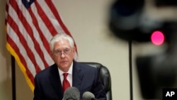 រដ្ឋលេខាធិការ​ Rex Tillerson ថ្លែង​នៅ​ក្នុង​សន្និសីទ​សារព័ត៌មាន​មួយ​នៅអាកាសយានដ្ឋាន​អន្តរជាតិ​ Palm Beach នៅ​ West Palm Beach រដ្ឋ Florida កាល​ពី​ថ្ងៃទី​០៦ មេសា ២០១៧។