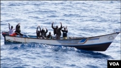 Para anggota bajak laut Somalia (foto: dok).