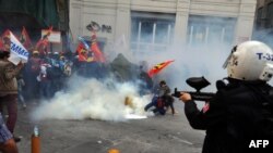 Polisi anti huru-hara membubarkan para demonstran dengan gas air mata dan peluru karet dalam aksi unjuk rasa di Istanbul (14/5). Para demonstran tersebut menyerukan protes menentang standar keselamatan pekerja tambang yang buruk di negara itu.