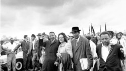 Martin Luther King i njegova supruga Coretta marširaju u preijstolnici Montgomery, Alabama, 25. marta 1965.