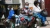 FILE: Bayahlupheka abantu bakwele Zimbabwe ngenxa yokugugudeka komnotho lokunye. (AP Photo/Tsvangirayi Mukwazhi)