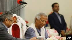 বাংলাদেশের অন্তর্বর্তী সরকারের প্রধান হিসেবে শপথ গ্রহণের পর নোবেল বিজয়ী মোহাম্মদ ইউনুস স্বাক্ষর করছেন। ঢাকা, বাংলাদেশ,আগস্ট ৮,২০২৪।
