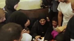 Plizyè Douzèn Moun Asiste Fineray yon Amerikèn-Tik ki Mouri Pandan li Tap Manifeste nan Gaza 
