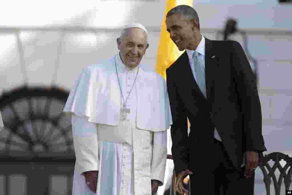 Le pape François tend l&#39;oreille&nbsp;et écoute une confidence du président Barack Obama 
