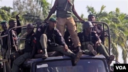 Polisi Nigeria melakukan patroli di kota Maiduguri yang sering dilanda kerusuhan (foto: dok.).
