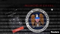Ilustrasi gambar yang menggambarkan logo Badan Keamanan Nasional AS (NSA) dekat sebuah komputer tablet dan telepon genggam Kanselir Jerman, Angela Merkel, ditampilkan berkali-kali di Frankfurt (28/10).