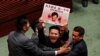 Anggota DPR pro-demokrasi dikawal petugas keamanan dari Gedung DPR Hong Kong, saat Pemimpin Eksekutif Hong Kong Carrie Lam menjawab pertanyaan anggota DPR di Hong Kong, China, 17 Oktober 2019. (Foto: Reuters)