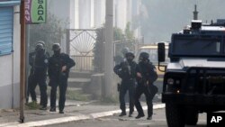 Pripadnici kosovske policije u akciji na ulicama sjevernog dijela Kosovske Mitrovici (AP Photo/Bojan Slavkovic)