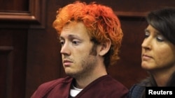 Tersangka penembakan di Aurora, Colorado, James Eagan Holmes (kiri) didampingi pengacaranya, Tamara Brady saat hadir di pengadilan Aurora, Colorado, Senin (23/7). 
